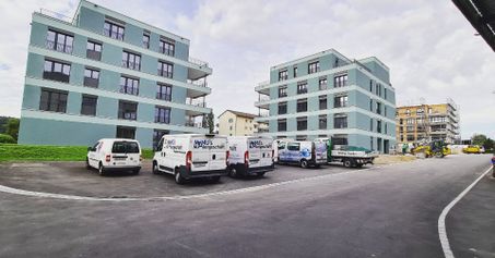Fahrzeuge der Manu's Malergeschäft AG vor Wohngebäuden