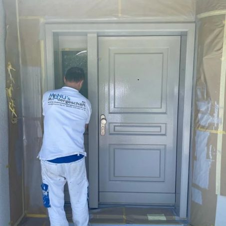 Maler der Manu's Malergeschäft AG arbeitet an einer Tür