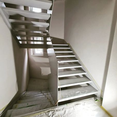Treppe wird gestrichen, Arbeit der Manu's Malergeschäft AG
