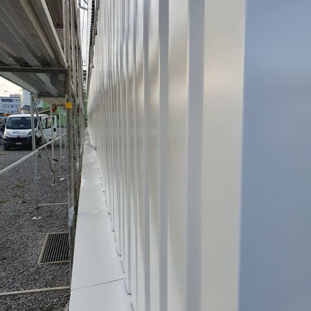 Fassade wird gestrichen, Arbeit der Manu's Malergeschäft AG