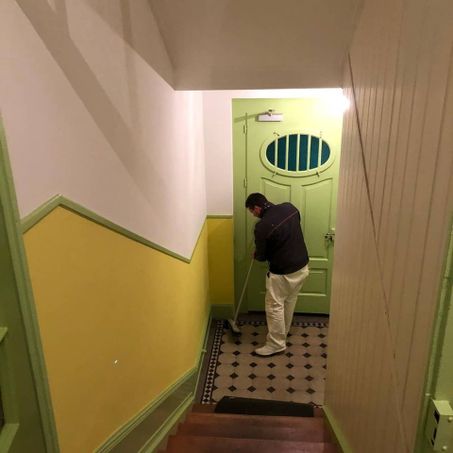 Maler der Manu's Malergeschäft AG putzt vor einer Treppe