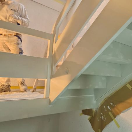 Maler der Manu's Malergeschäft AG arbeitet an einer Treppe